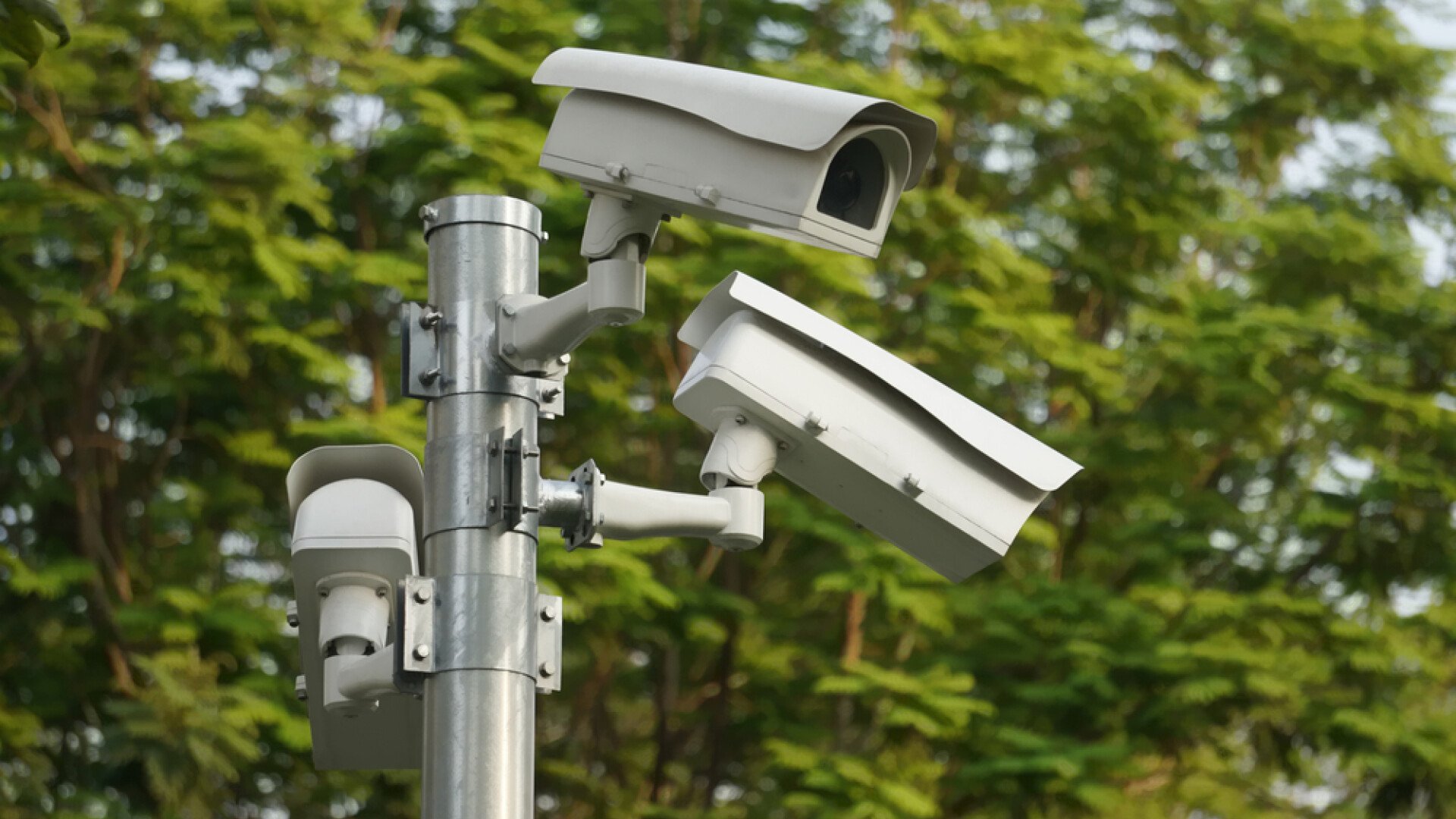 Primul sat din România echipat cu un sistem de monitorizare inteligent bazat pe inteligență artificială: camerele identifică automat incidentele suspecte