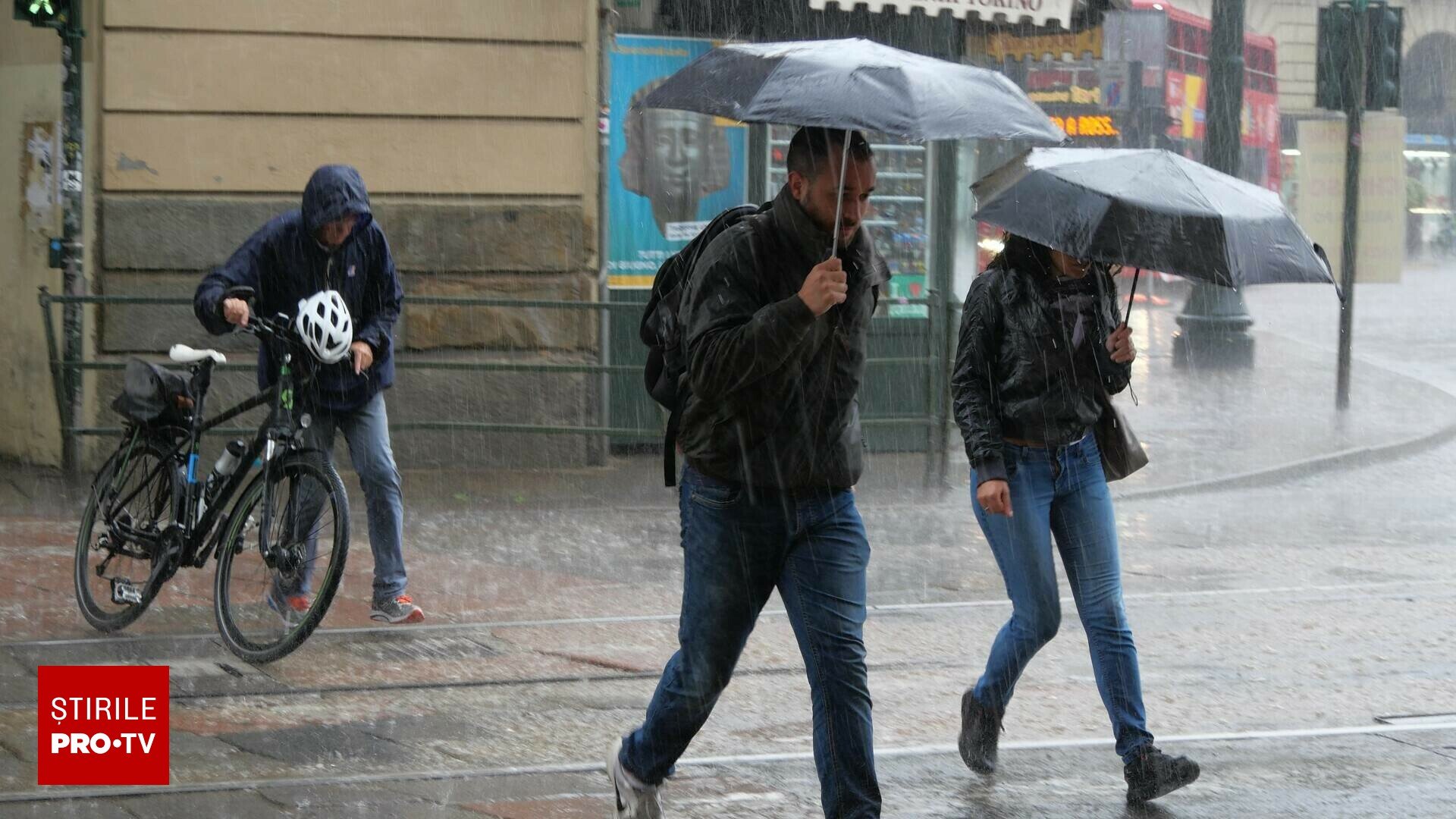 Atenționare meteo: două județe sub cod roșu de precipitații masive până la sfârșitul zilei de vineri, cu prognoza unei „vremei extreme”. Previziuni meteo detaliată pentru Capitală, prezentată pe o hartă interactivă.