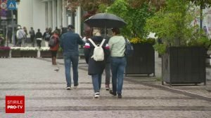 Iată o reformulare a titlului: “Început de octombrie cu temperaturi scăzute și precipitații masive în majoritatea regiunilor, conform prognozei meteorologice pe patru săptămâni.”