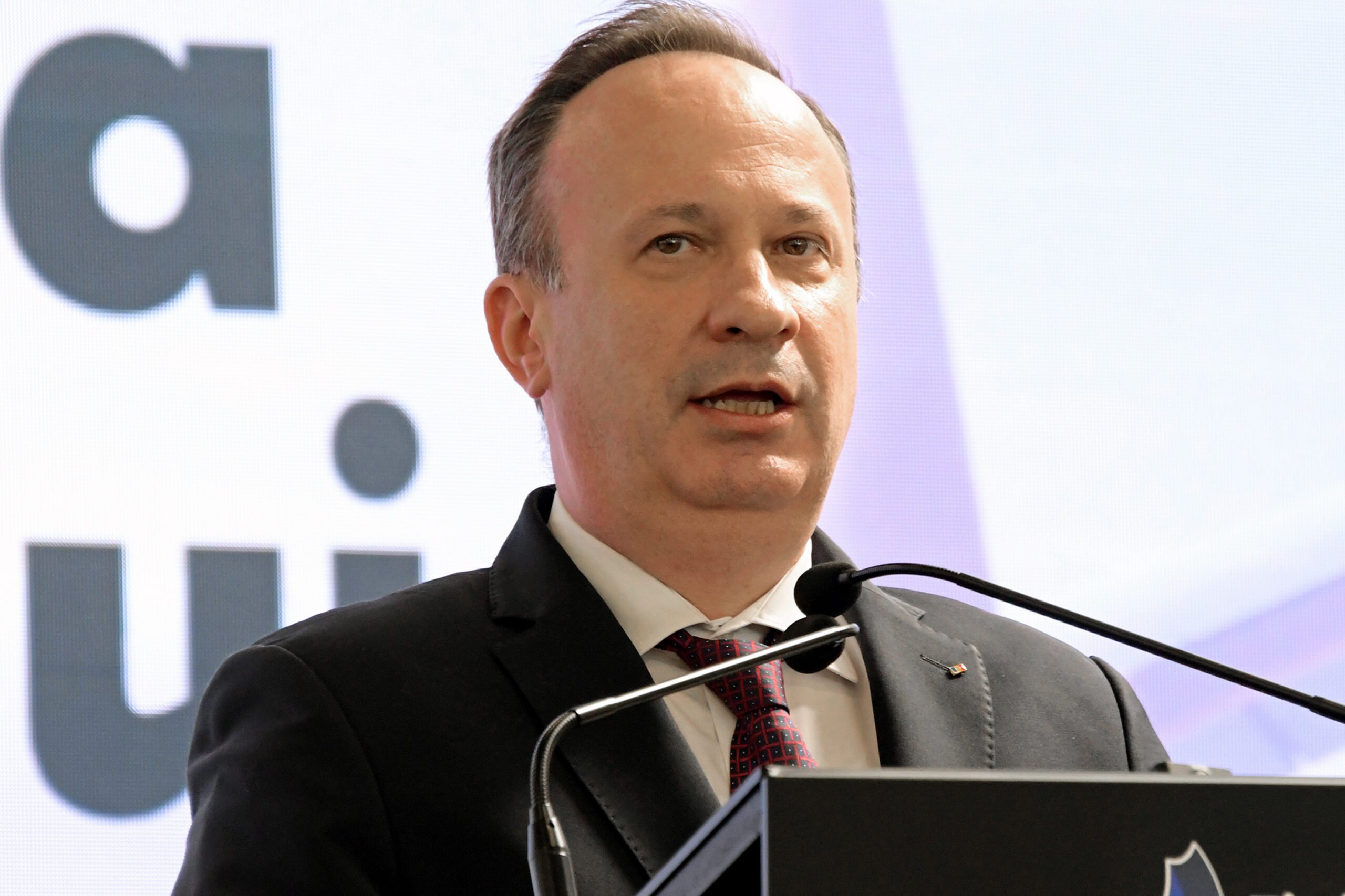 Guvernul central poate fi reorganizat prin decizia premierului și a membrilor cabinetului, altfel este considerat doar o strategie de imagine publică, afirmă Câciu.