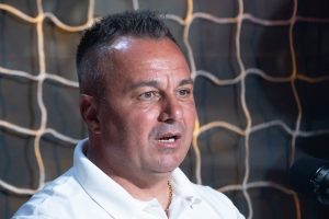 Plâns în mașină după discuția cu Becali