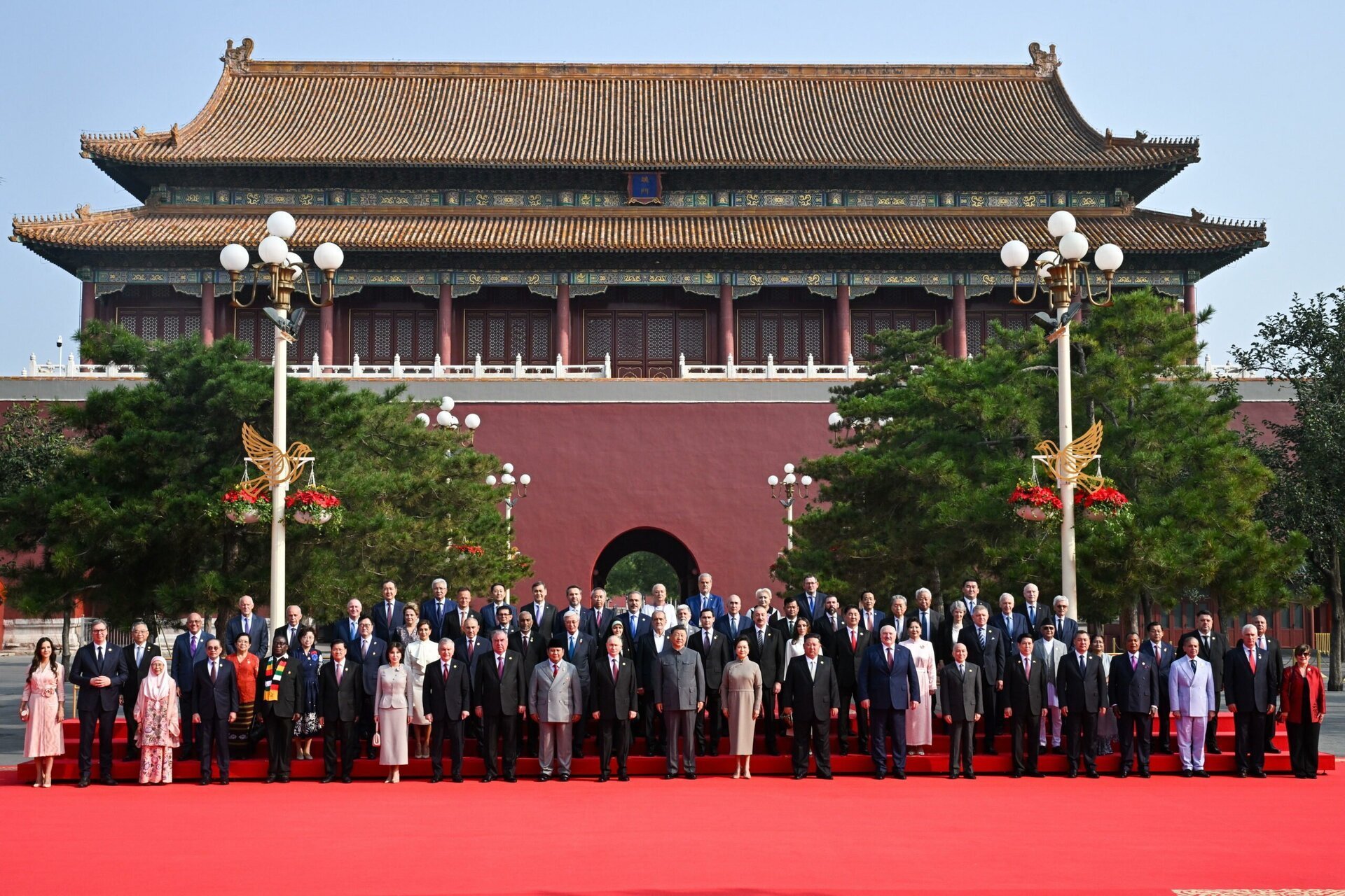 Iată o reformulare a titlului: „Descoperă ce bufet au savurat liderii mondiali precum Xi Jinping, Putin și Kim Jong-un la dineul oficial. Un articol din presa guvernamentală prezintă lista meniului oficial. Printre invitați se numără și fostul premier Adrian Năstase, alături de Viorica Dăncilă.”