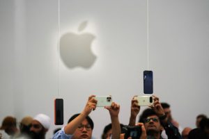 Acțiunile Apple scad cu peste 3% după nepăsarea investitorilor față de noile iPhone-uri