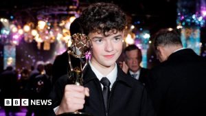 Iata o varianta reformulata a titlului: “Transmisie live a premiilor Emmy 2025: Serialele ‘Adolescență’, ‘Studioul’ și ‘Pitul’ obtin victorii importante la Premiile Emmy”

Sau, o alta varianta:
“Ultimile stiri de la Premiile Emmy 2025: ‘Adolescență’, ‘Studioul’ și ‘Pitul’ se impun la cea mai mare ceremonie a industriei de divertisment”