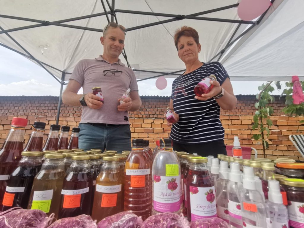 Fotografie: Vasilica și Ciprian Grecu din Timiș cultivate trandafiri pentru a produce dulceață, sirop, ceai și oțet; „Pentru dulceață, doar partea colorată a petalei, deoarece cea albă are un gust amar”