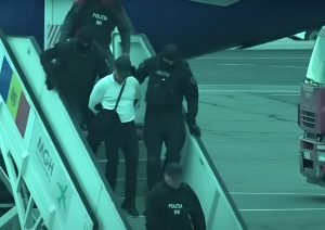 Mogulul moldovean Vladimir Plahotniuc a fost arestat și pus în lanțuri în țara natală. Următorul pas va fi pregătirea pentru procesul în care este acuzat de implicare în scandalul financiar cunoscut sub numele de “furtul unui miliard de dolari”.