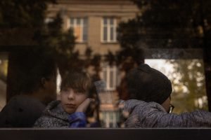 Mii de copii ucraineni aflați în peste 200 de tabere controlate de Rusia, includeți în centre religioase, orfelinate, hoteluri, colonii și școli militare, informează presa