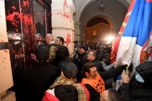 42 de manifestanți împotriva lui Vučić au fost capturați în Novi Sad, după tragedia cauzată de prăbușirea acoperișului gării recent reabilitată, care a avut ca rezultat 16 deceseea noastră”