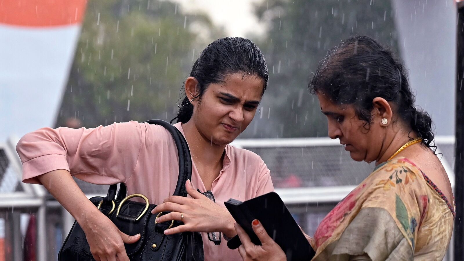 [ad_1] vremea din delhi a cunoscut o schimbare plăcută marți, după ce capitala a experimentat unele dintre cele mai calde zile din ultimul timp, datorită ploii torențiale