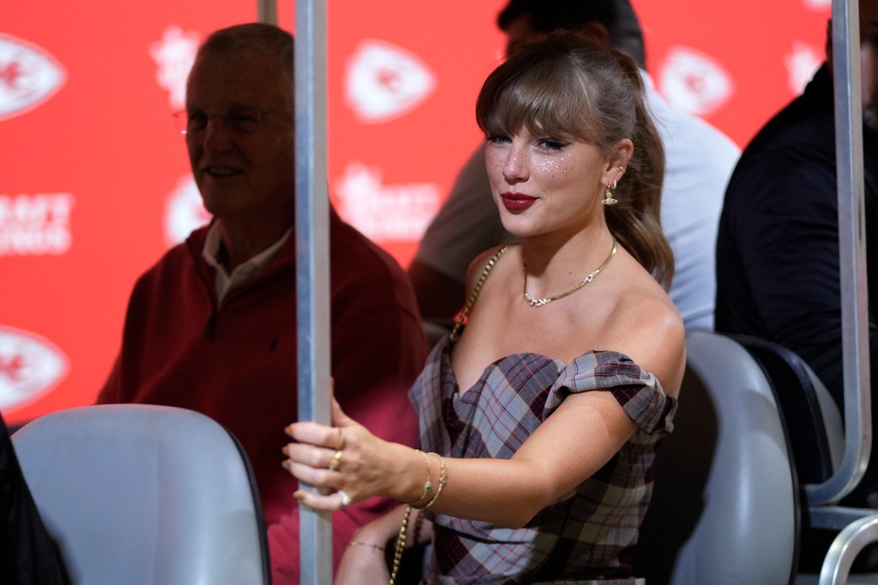 Taylor Swift prezentă la meciul Chiefs vs Eagles?