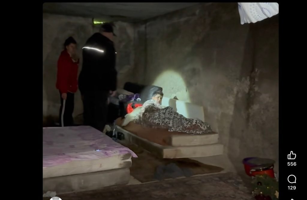 Primarul din Brașov informează despre demolarea unui adăpost provizoriu pentru persoanele fără adăpost, situat într-o zonă aglomerată din apropierea gării