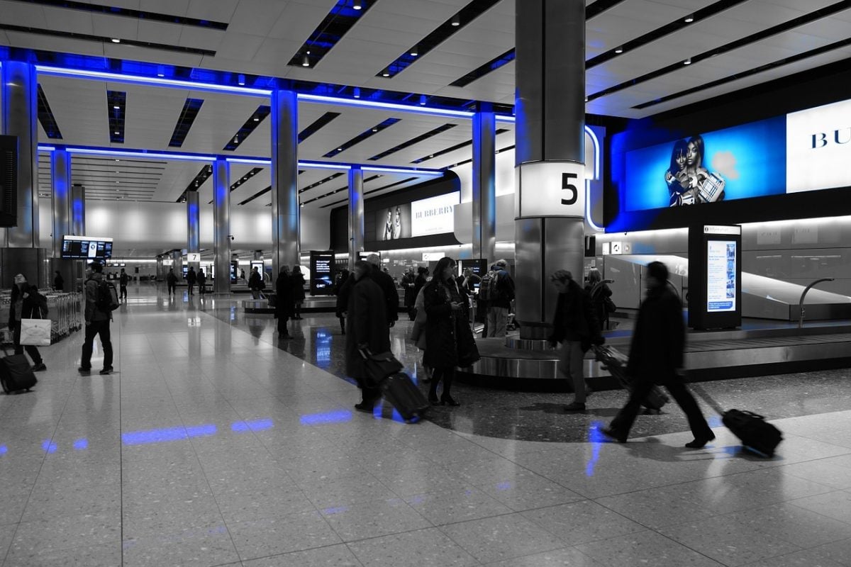 Bărbat arestat în legătură cu atacul cibernetic de la Heathrow, cauzând întârzierea a sute de zboruri din cauza defectării sistemelor de înregistrare și check-in ale mai multor companii aeriene