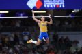 Le Suédois Armand Duplantis passe 6,30 m et bat le record du monde de saut à la perche pour s'offrir un troisième sacre mondial consécutif