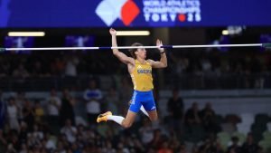 Armand Duplantis bat recordul mondial, câștigă al treilea titlu mondial la săritura cu prăjina