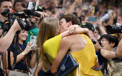 Galerie Foto | A stabilit un nou record mondial la atletism și a sărit direct în brațele iubitei!