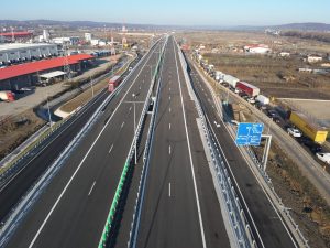Dărâmare de teren în șantierul autostrăzii Sibiu-Pitești de la Perișani / Un complex turistic, în pericol