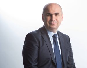 Bolojan, în discuţia pe tema moţiunii de cenzură numită „Impedicaţi politizarea companiilor de stat! Împiedicaţi denigrarea proprietăţii publice!”: Scopul proiectului de reorganizare a companiilor publice este profesionalizarea și eliminarea influenţei politice din companiile de stat.
