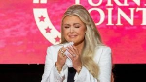 Iată o reformulare a titlului: “A fost ministernul ‘Îngeri Români’ al Erikăi Kirk acuzat de trafic de copii? Adevărul despre noul director executiv al Organizației Tinerilor pentru Libertate și Prosperitate din America”