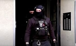 Autoritățile germane au reținut arme în cadrul unor percheziții anti-extremism, arestând opt persoane cu vârste între 32 și 57 de ani, suspecte de formarea unei grupări armate cu idealuri radicale de dreapta