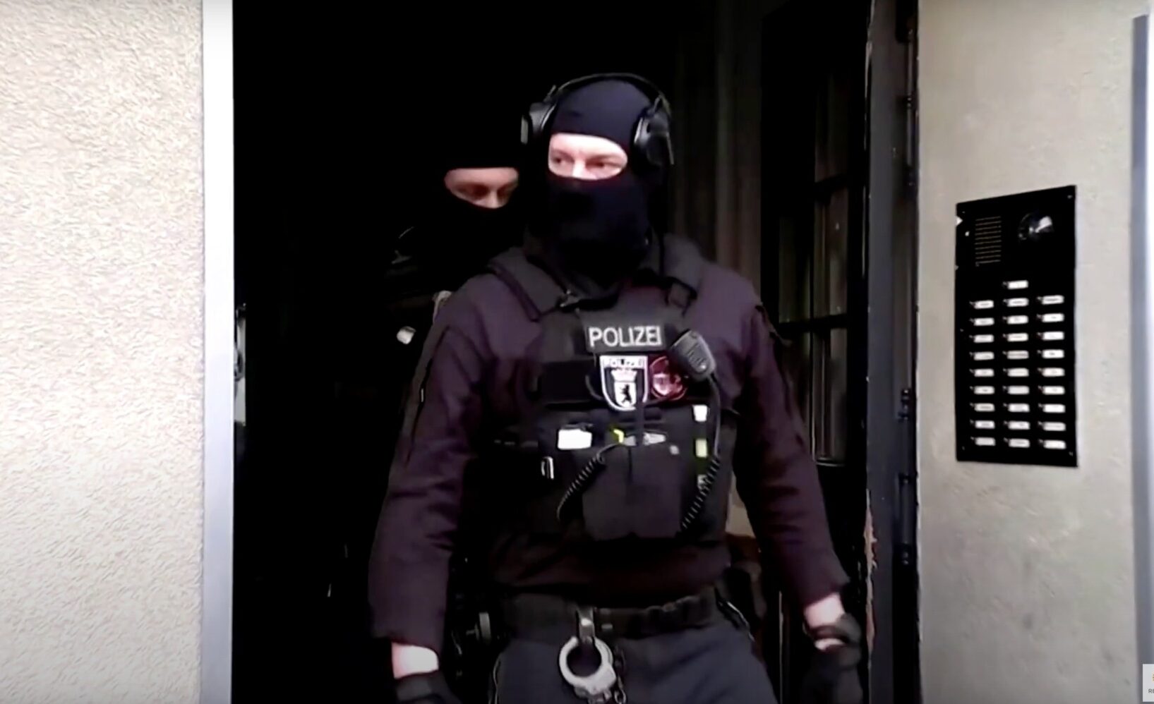 Autoritățile germane au reținut arme în cadrul unor percheziții anti-extremism, arestând opt persoane cu vârste între 32 și 57 de ani, suspecte de formarea unei grupări armate cu idealuri radicale de dreapta