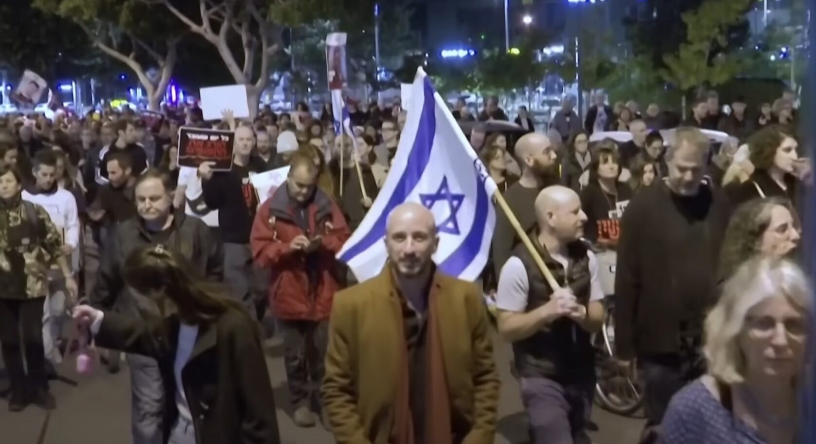 [ad_1] Mii de israelieni s-au adunat sâmbătă seara în Piața Ostaticilor din Tel Aviv pentru a cere un acord care să înceteze conflictul din Fâșia Gaza și să permittingă eliberarea ostaticilor, cu câteva zile înainte de discuția programată între premierul Benjamin Netanyahu și alți oficiali