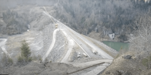 Organizațiile non-guvernamentale au reușit să oprească construirea hidrocentralei Răstolița, pe fondul disputelor politice dintre parlamentari și ministrul Mediului, raportată de Europa Liberă