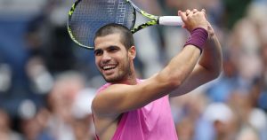 Carlos Alcaraz îl învinge pe Djokovic și avansează în finala US Open
