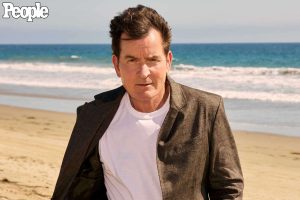 Charlie Sheen vorbește despre experiențele sale sexuale cu bărbați.