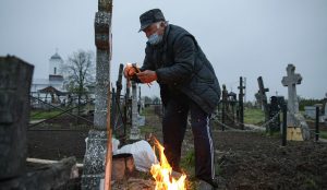 Primăria din Vaslui intenționează să interzică utilizarea florilor și coroanelor funerare din plastic, considerați deșeuri după un anumit interval de timp