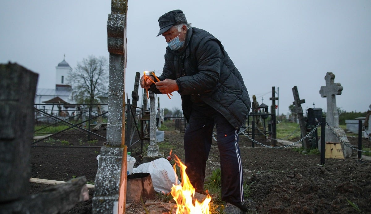 Cimitir-inmormantare-cruce-InquamPhotos-Octav-Ganea.jpg