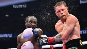 Crawford devine campion absolut învingându-l pe Canelo Alvarez