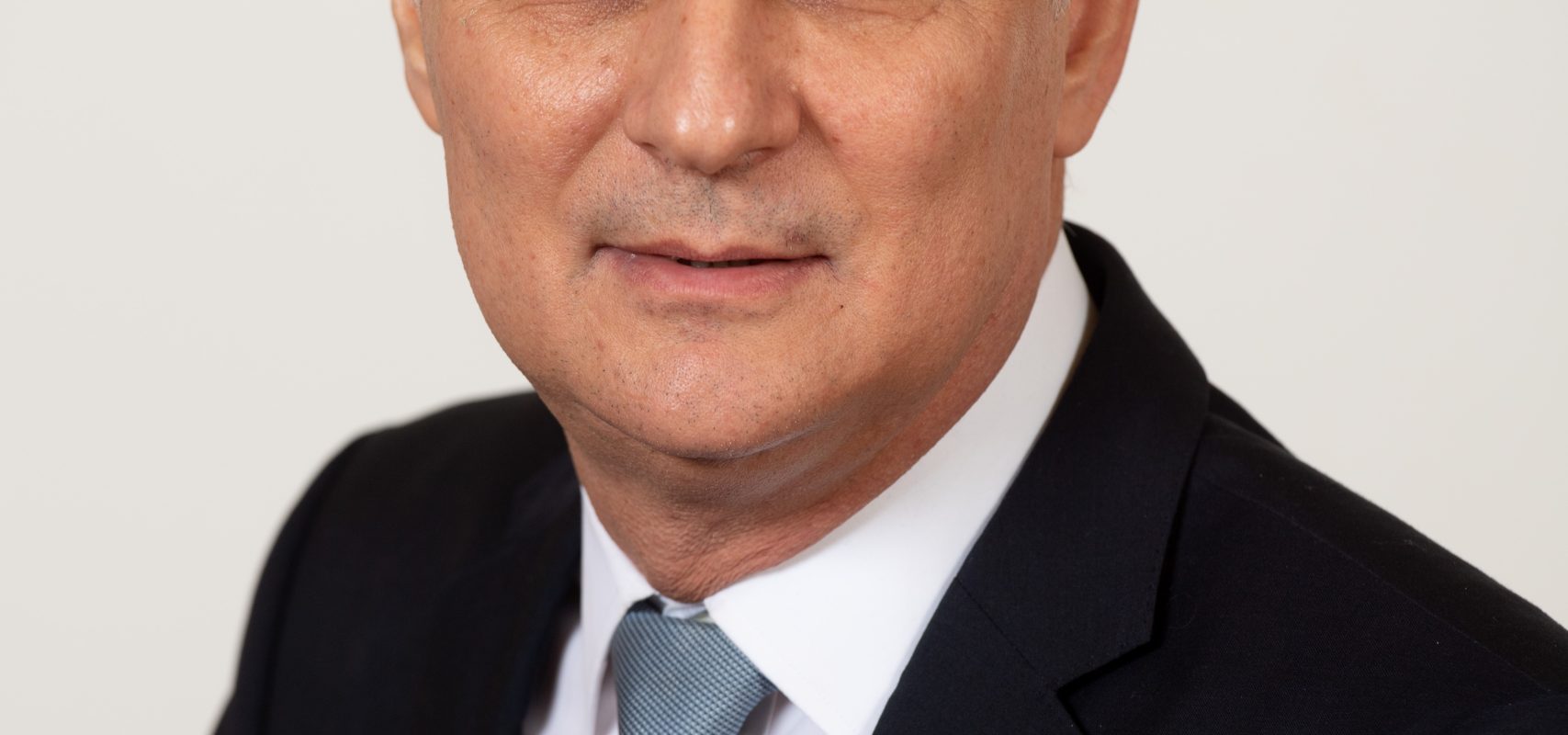 Daniel Zamfir îl atacă pe Bolojan: Suprimarea limitatorului adăugat comercial