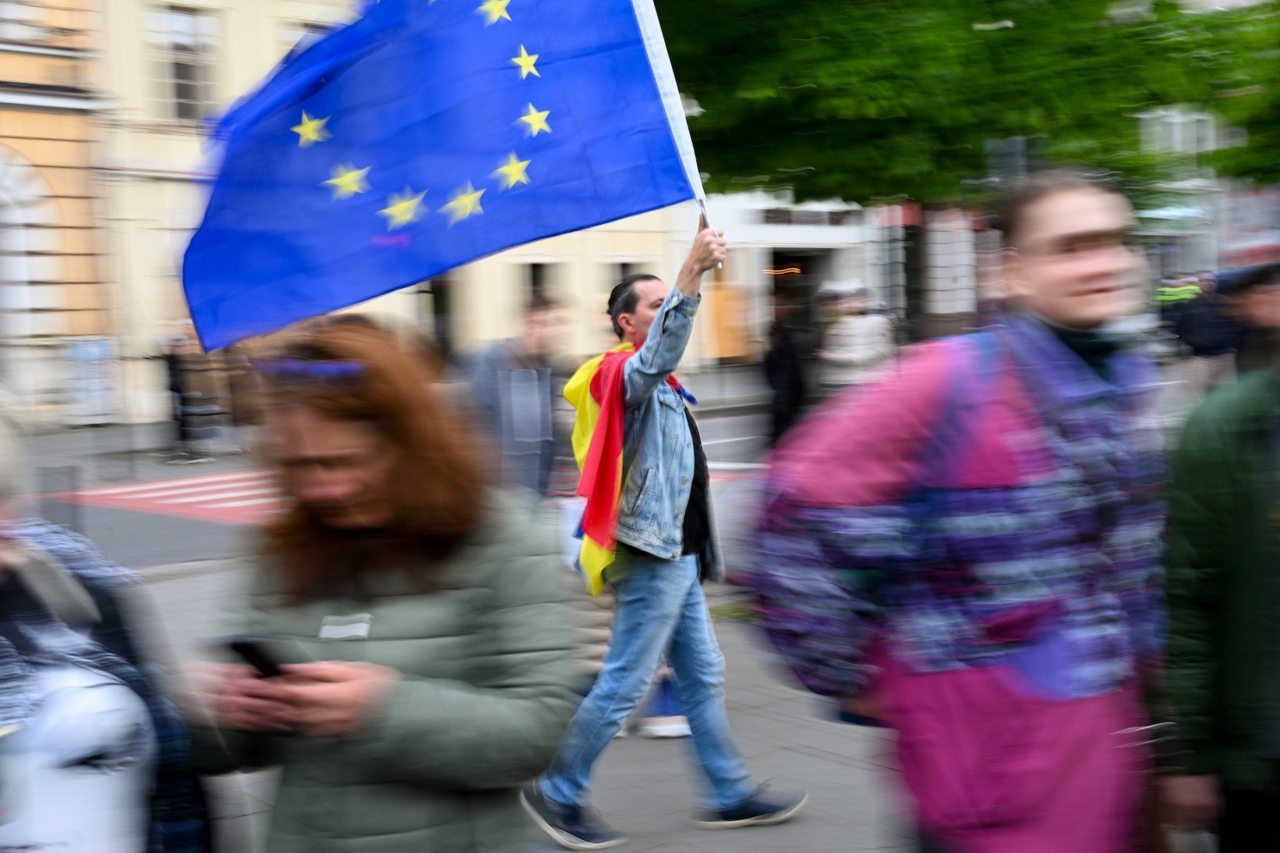 Majoritatea cetățenilor doresc ca Uniunea Europeană să le asigure o protecție mai eficientă în fața provocărilor globale și a riscurilor de securitate / Românii, cu un nivel de încredere sub media europeană, potrivit unui sondaj de opinie