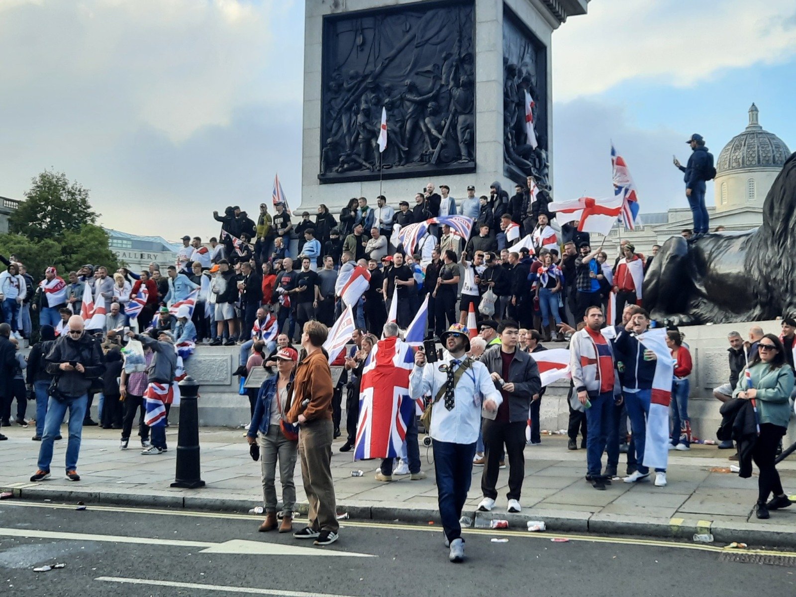 [ad_1] Am fost sâmbătă seara în Trafalgar Square, din centrul Londrei, unde se încheia o demonstrație extremistă de dreapta organizată la invitația lui Tommy Robinson, un lider de extremă dreaptă