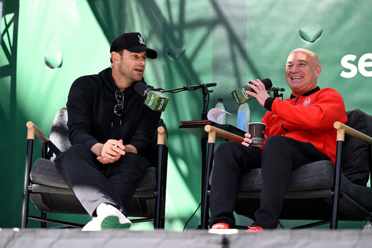 Iată o reformulare a textului:

„O perspectivă unică la Laver Cup: Roddick în direct, în timp ce zona fanilor explodează de entuziasm pentru Agassi”

Sau, alternativ:

„În spatele scenei la Laver Cup: Roddick vorbește în direct, pe măsură ce fanii din zona dedicată devin frenetici în timpul apariției lui Agassi”