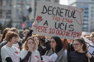 IICCMER: Propunerea legislativă pentru avort amintește de regimurile totalitare, evocând Decretul 770 din 1966 al lui Nicolae Ceaușescu, care a cauzat moartea a peste 10.000 de femei / Este extrem de discutabil și periculos să revenim la legi antidemocratice