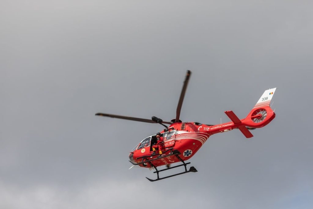 Accident grav pe DN 79, în județul Arad: motociclist rănit grav după impactul cu o mașină, traficul blocat pentru intervenția elicopterului SMURD