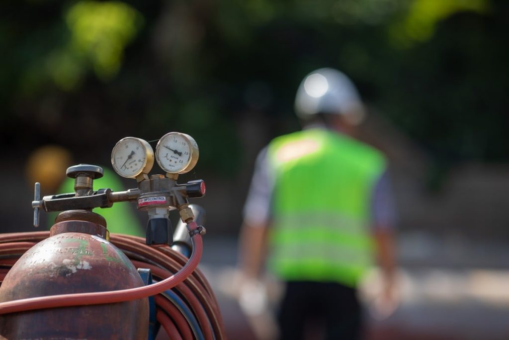 Ministrul Muncii afirmă că munca ilegală devine tot mai răspândită și menționează că numărul mare de popriri pentru credite determină unele persoane să opteze pentru angajarea la negru