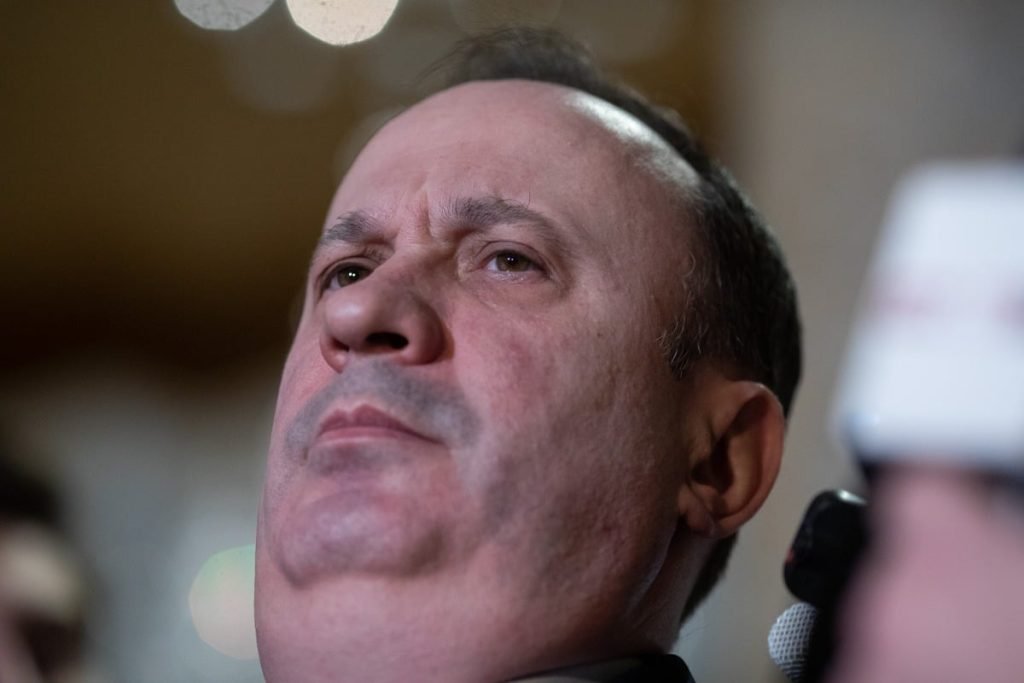 Adrian Câciu: În coaliție nu s-a luat încă o decizie privind limitarea marjei de profit la produsele alimentare