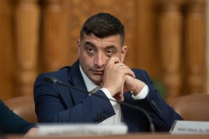 Simion susține un discurs din tribună în Parlament, deși anunțase că reprezentanții opoziției nu participă la dezbaterile privind moțiunile de cenzurăea noastră”