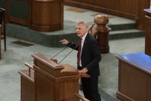 Senator din partidul aflat la putere îl atacă pe premierul Ilie Bolojan pentru posibilitatea eliminării limitei pentru adaosul comercial la alimenteea noastră”