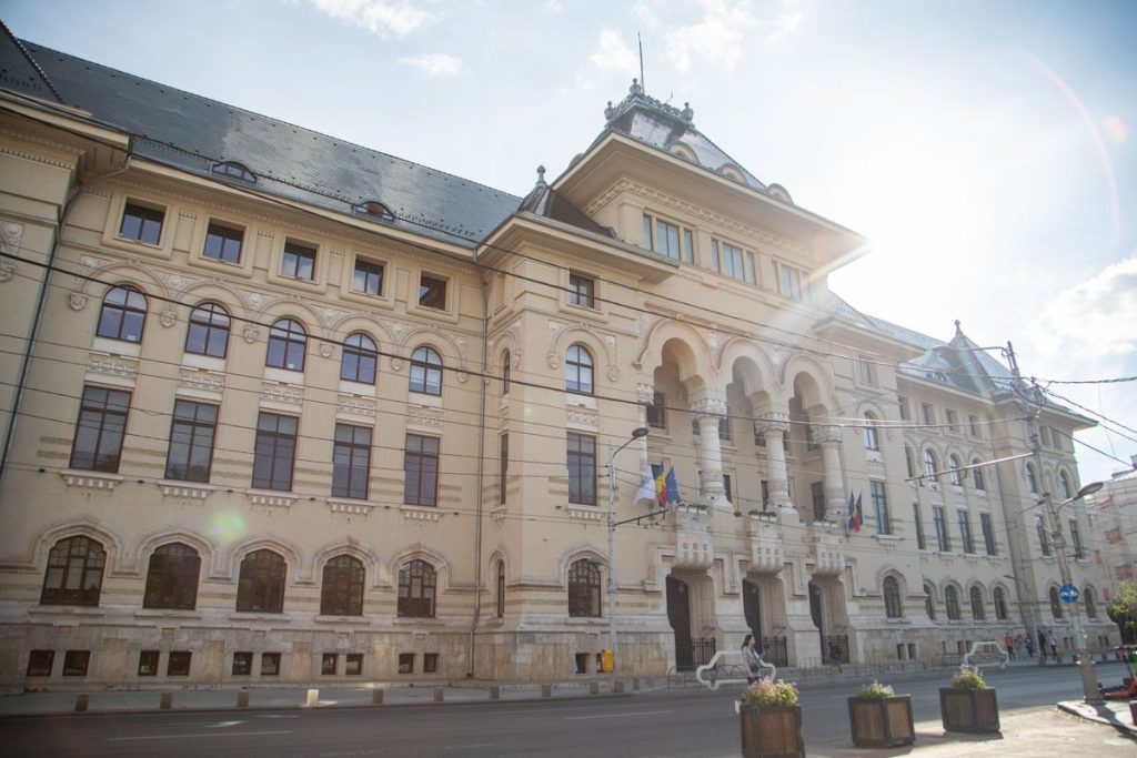 [ad_1] Primăria Capitalei intenționează să acorde un sprijin financiar de până la 500 de lei pentru cumpărarea de ochelari persoanelor cu probleme de vedere, precum și să confere titlul de cetățean de onoare dirijorului Cristian Măcelaru, ca recunoaștere pentru meritele remarcabile în domeniul muzical și pentru promovarea culturală atât la nivel național, cât și internațional