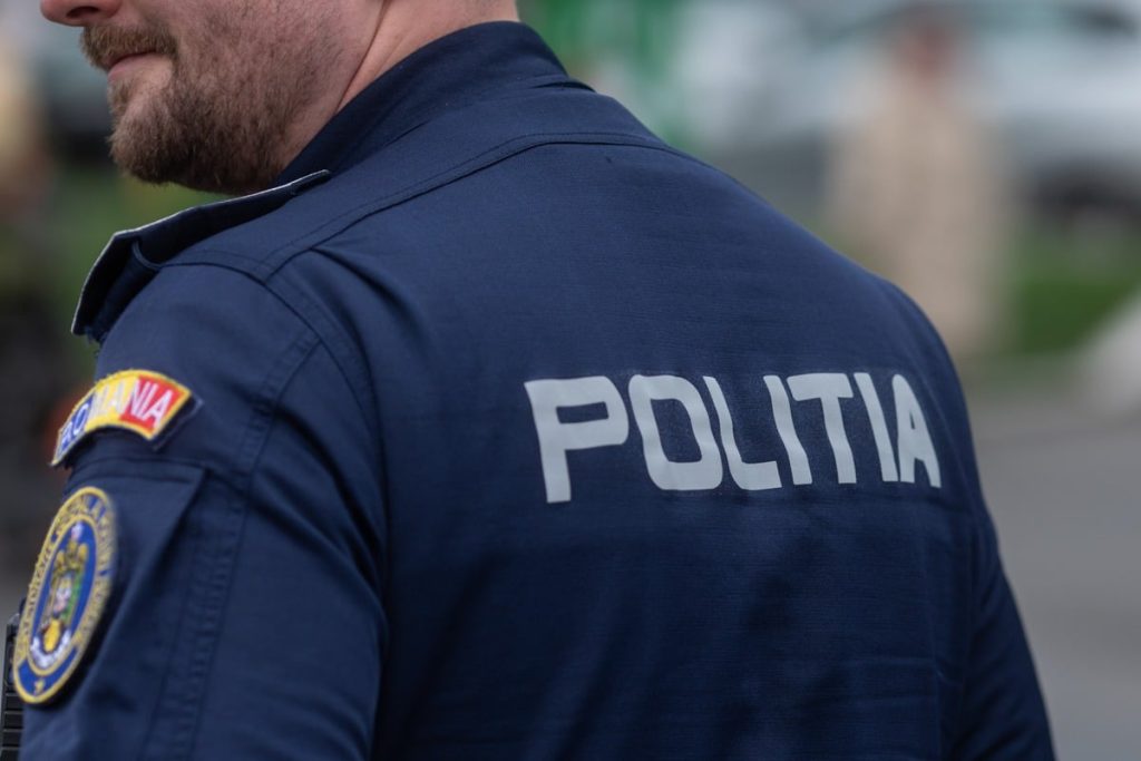 Tânăr sub 17 ani adus pentru audieri în legătură cu mesajele de amenințare către școli și unități medicale / Se investighează dacă el a fost cel care a trimis e-mailurile / DIICOT desfășoară cercetări privind posibile acte de terorism