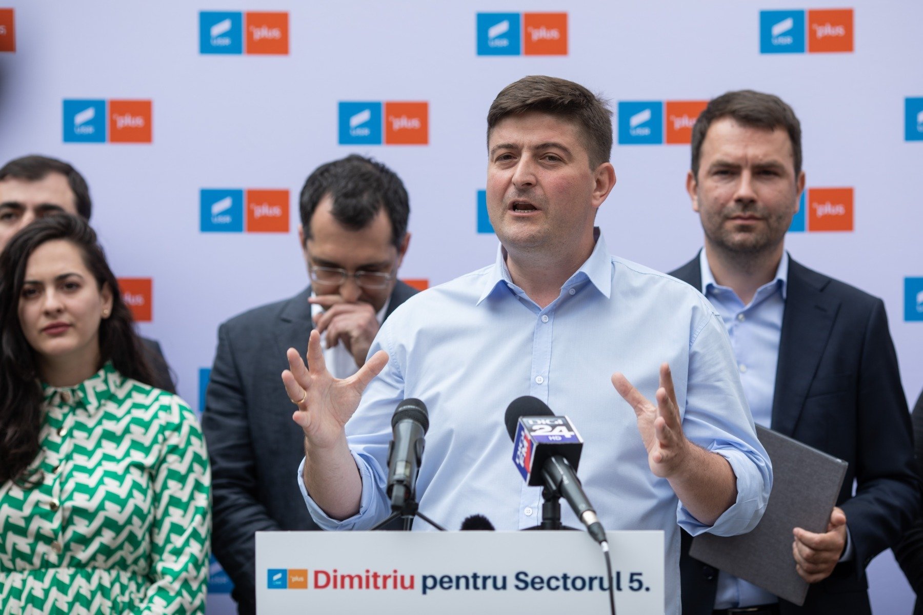 Deputatul USR Alexandru Dimitriu afirmă că interlopii, evazioniștii și escrocii au susținători în Parlament, în timp ce liderul AUR, George Simion, îl sfătuiește pe reprezentantul USR să-și îndrepte atenția spre ministrul de Finanțe al cabinetului său