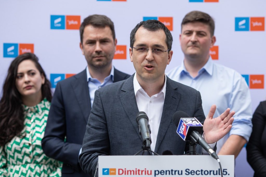 [ad_1] Vlad Voiculescu, europarlamentar și lider al USR București, a acuzat miercuri PSD că blochează organizarea alegerilor pentru funcția de primar al Capitalei, unde partidul său îl propune pe Cătălin Drulă ca candidat