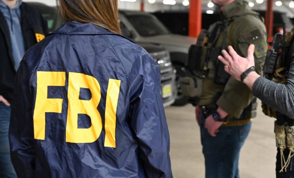 FBI a solicitat în decembrie 2024 extrădarea unui minor de 17 ani audiat în legătură cu mesajele de amenințare adresate școlilor și spitalelor, însă autoritățile române au refuzat cererea, invocând pedeapsa excesivă pe care tânărul ar fi riscat în Statele Unite