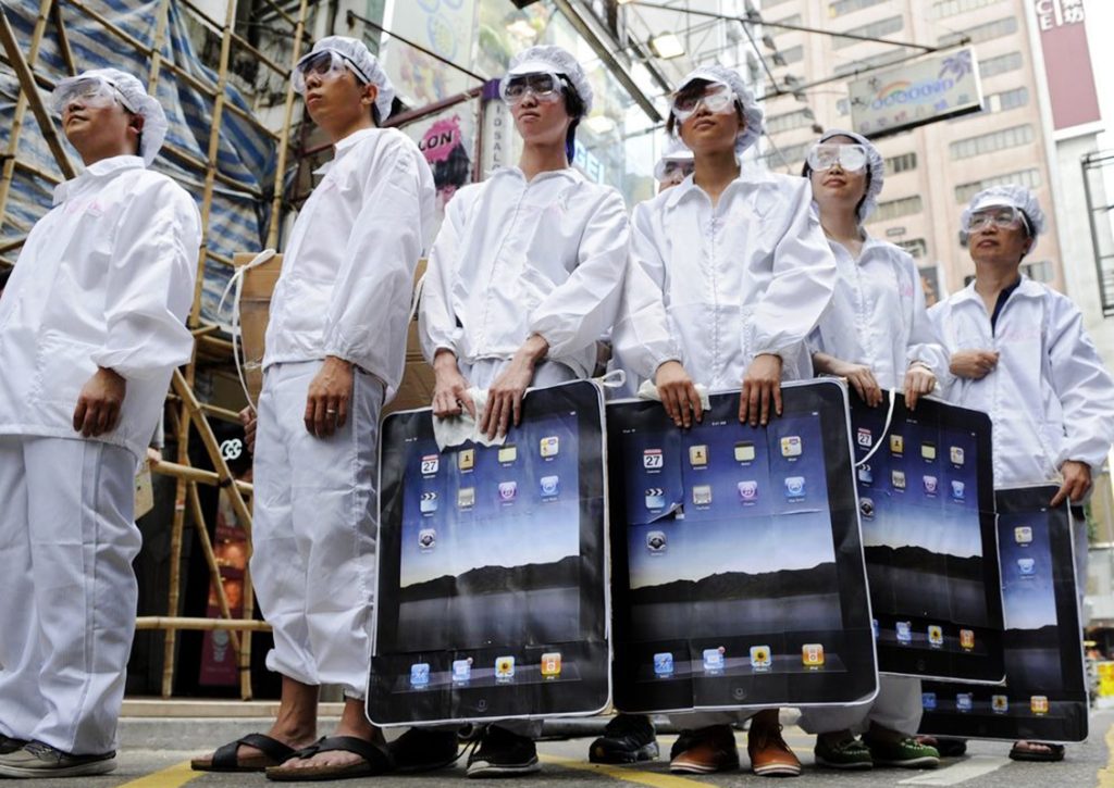 Fabricarea-iPhone-17-muncitori.jpg