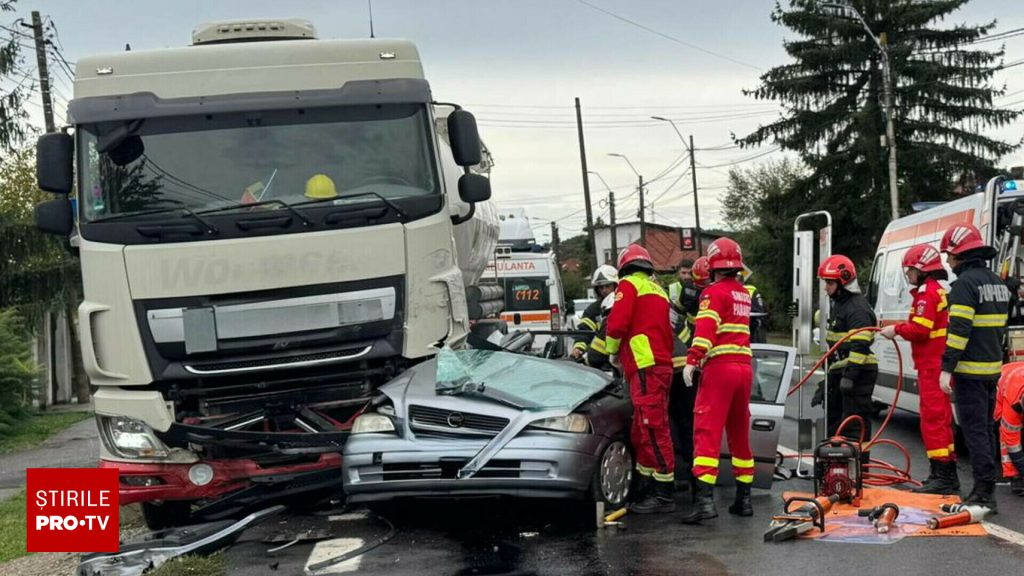 Tatăl, mama și fiica au murit pe DN7, în Argeș, după mașina lor s-a izbit violent de o autocisternă