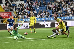 Fenerbahçe, Kasımpaşa’da 10 kişiye karşı avantajını kaybetti