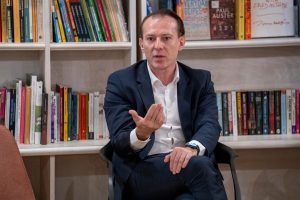 Florin Cîțu: Deficitul nu se diminuează prin modificarea guvernului atâta vreme cât continuă implementarea aceleiași politici adoptate în intervalul 2022-iunie 2025. Dacă dorim reforme, scopul principal trebuie să fie prosperitatea cetățenilor români, nu menținerea politicienilor la putere.